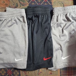 Bulk of Boy Clothes!! Underarmour, Nikes,Tommy,+ The Place -Size 6 Boys!